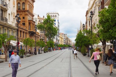 Seville şehir merkezinde eski evler ile eski sokak görünümü