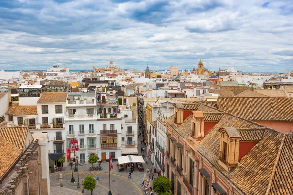 Paisaje de calle antigua con casas antiguas en Sevilla ciudad — Foto de Stock