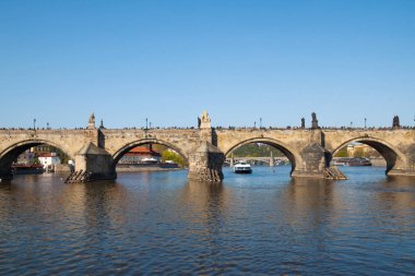 Baharda Prag'da Charles Köprüsü