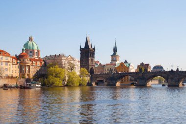 Baharda Prag'da Charles Köprüsü