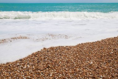 dalgalar ile çakıl plaj ve deniz