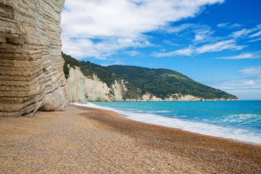 İtalya, Gargano 'daki vahşi sahil.