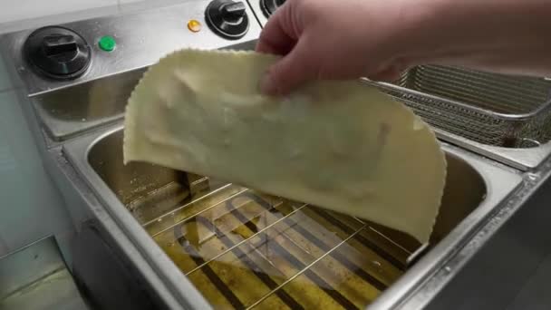 Piroger - cheburek - med kött stekt i solrosolja i stekning fett — Stockvideo