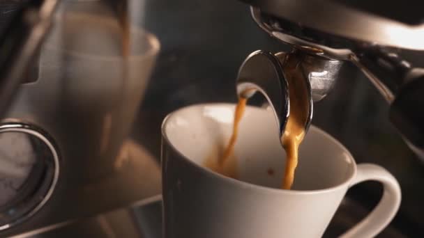 Máquina de café preparando xícara de café. Café derramando em xícara . — Vídeo de Stock