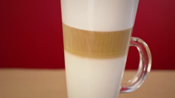 Barista έκχυση καφέ στο γυαλί Κύπελλο με το γάλα για την προετοιμασία latte καφέ — Αρχείο Βίντεο