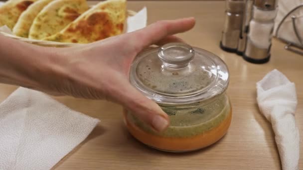 Sopa de abóbora é colocada na mesa — Vídeo de Stock