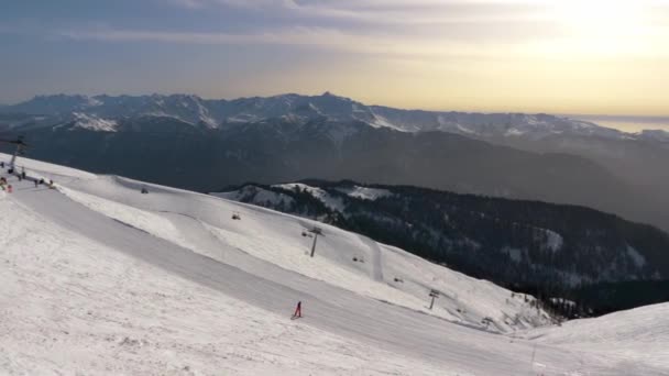 Parapente. Deporte extremo. Vuelo de invierno . — Vídeos de Stock