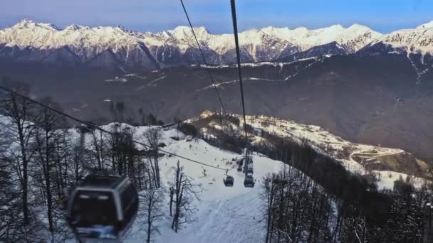 Tournage depuis le funiculaire dans les montagnes enneigées. domaine skiable — Video