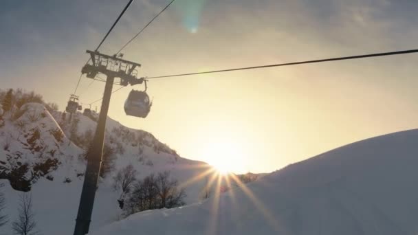 Fotograferen van de kabelbaan in de skipiste — Stockvideo