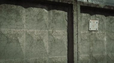  oncrete çit, dikenli tel ve gözetim kamera