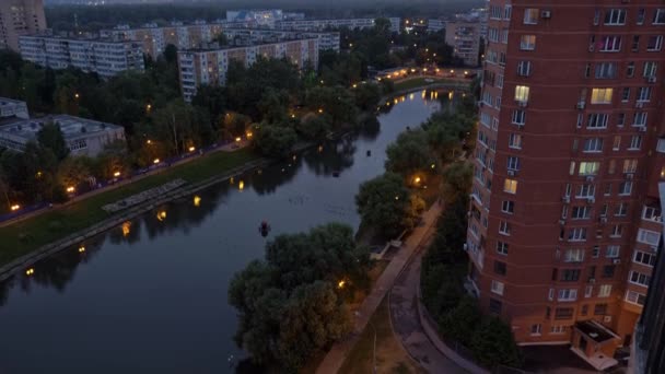 Zona urbana residencial de la ciudad de Moscú. Buenas noches, cielo hermoso. — Vídeos de Stock