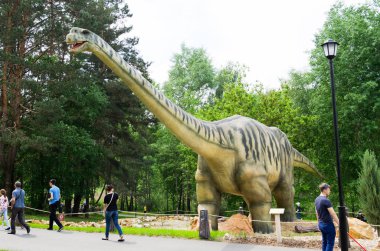Belgorod, Rusya, 2018 - dinozor parkı, dinozor modeli Seismosaurus 20 Mayıs