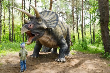 Belgorod, Rusya, 2018 - dinozor Park 20 Mayıs, küçük bir çocuk bir dinozor Triceratops modeli dikkate alınarak