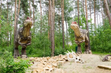 Belgorod, Rusya, 2018 - dinozor Park 20 Mayıs, çok dinozorların Allosaurus model