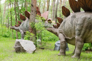Belgorod, Rusya, 2018 - dinozor Park 20 Mayıs, çok dinozorların Stegosaurus model