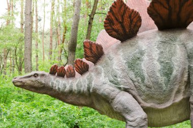 Belgorod, Rusya, 2018 - dinozor parkı, dinozor modeli Stegosaurus 20 Mayıs
