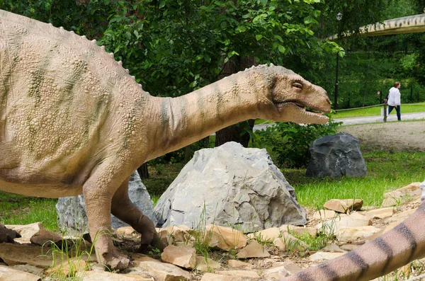 Belgorod, Rusya, 2018 - dinozor parkı, dinozor modeli Plateosaurus 20 Mayıs