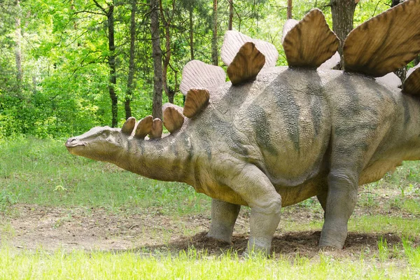 Belgorod, Rusya, 2018 - dinozor parkı, dinozor modeli Stegosaurus 20 Mayıs