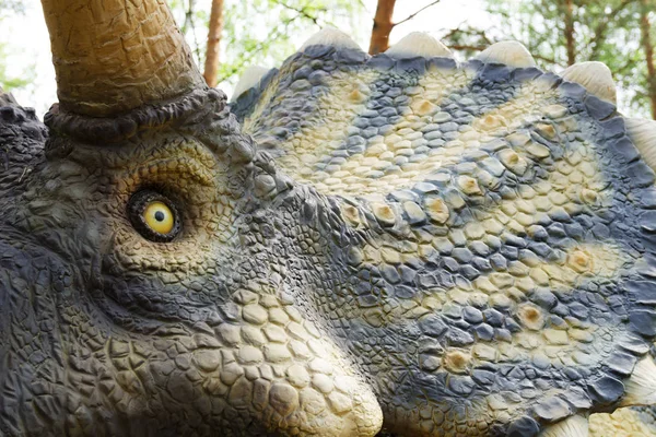 Belgorod, Rusya, 2018 - dinozor parkı, dinozor modeli Triceratops 20 Mayıs