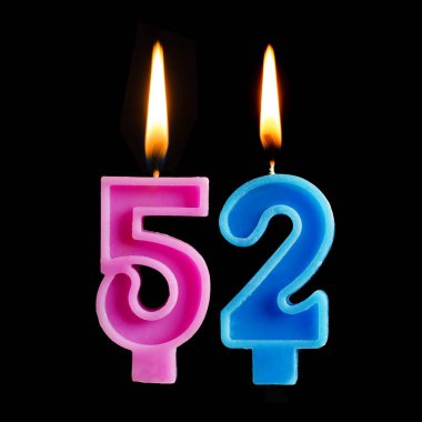 Yanan Doğum günü mumları 52 elli iki siyah arka plan üzerine izole kek için şeklinde.