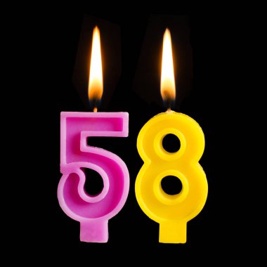 Yanan Doğum günü mumları siyah arka plan üzerine izole kek için 58 elli sekiz şeklinde.