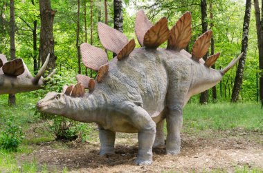 Belgorod, Rusya, 2018 - dinozor parkı, dinozor modeli Stegosaurus 20 Mayıs