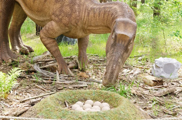 Belgorod Russland Mai 2018 Dinosaurierpark Dinosauriermodell Maiasaura Mit Eiergelege lizenzfreie Stockbilder