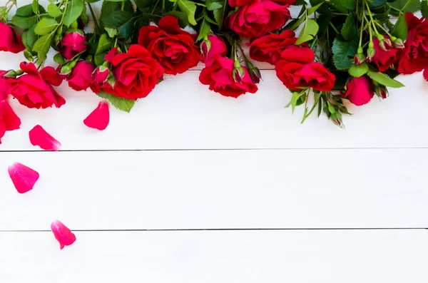 Αρχική Τριαντάφυλλα Ένα Λευκό Ξύλινο Τραπέζι Επίπεδη Θέσει Χώρο Αντίγραφο Royalty Free Φωτογραφίες Αρχείου