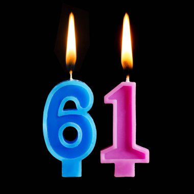 Yanan Doğum günü mumları 61 altmış bir siyah arka plan üzerine izole kek için şeklinde.