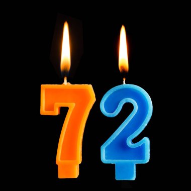 Siyah arka plan üzerine izole kek için 72 yetmiş iki şeklinde mum yakma Doğum günü.