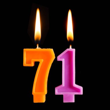 Siyah arka plan üzerine izole kek için 71 yetmiş tane şeklinde mum yakma Doğum günü.