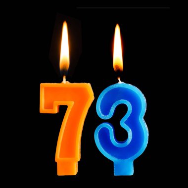 73 yetmiş üç siyah arka plan üzerine izole kek için şeklinde mum yakma Doğum günü.