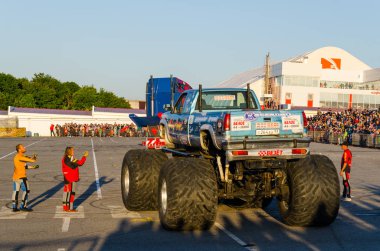 Belgorod, Rusya, 1 Haziran, 2018-stunt otomobil performansına, Bigfoot arena bırakır.