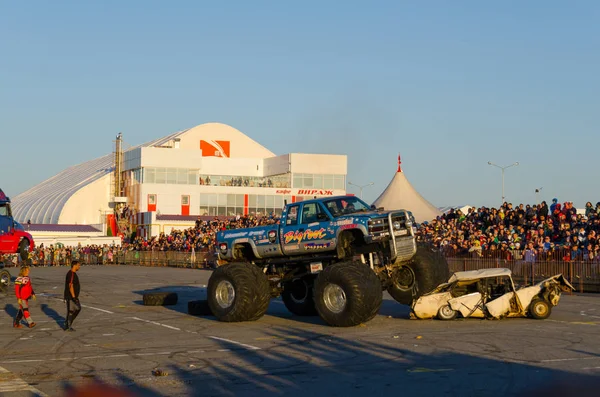 Belgorod Russland Juni 2018 Stunt Performance Cars Bigfoot Läuft Über Stockbild