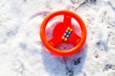 Çocuk oyuncağı direksiyon simidi karların arkasında