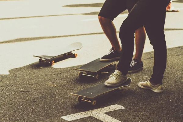 Skateboarders Saindo Uma Configuração Urbana — Fotografia de Stock