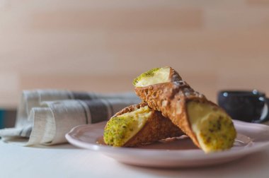 Sicilya Cannoli ahşap arka planda