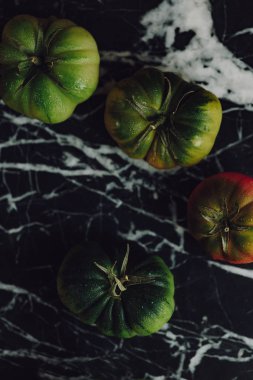 Mermer bir arka planda Moody domates