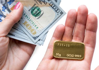 50 gram ve bir kaç yüz dolar faturaları el ağırlığında Altın külçe darp. Beyaz arka plan üzerinde izole.