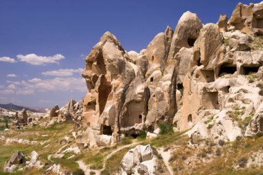 Goreme yakınlarındaki antik mağara mahallesi, Kapadokya, Türkiye. Uçurum konutlarına bak.