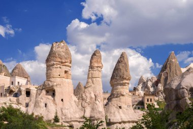 Konut ve otel Göreme kumtaşı oluşumları düzenlenmiş. Kapadokya, Türkiye.