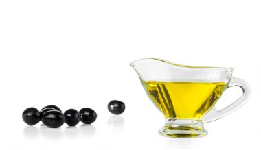 Bir sos tekne ve beyaz arka plan üzerinde izole Siyah Zeytin zeytinyağı. Seçici odak.  