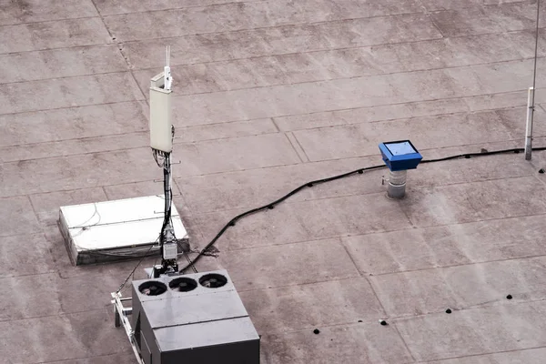 Dach Budynku Gospodarczego Zewnętrznych Jednostek Handlowych Klimatyzacji Wentylacji Antena Komórkowa — Zdjęcie stockowe