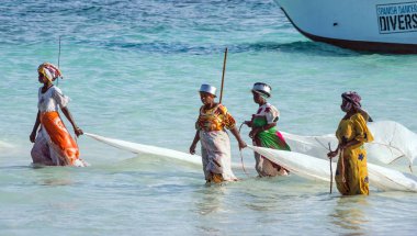 Nungwi, Zanzibar, Tanzanya, Doğu Afrika - 23 Haziran 2017: okyanusta küçük balık ağları yakalamak için Afrikalı kadınlar üzerinden bir balıkçı köyü.