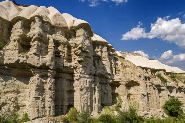 Kanyon güneşli bir Uçhisar yakınındaki Vadisi'nde. Kapadokya, Türkiye.