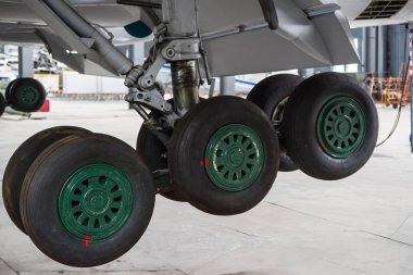 Uçak Bakım Hangarı içinde açıktır. Kasanın uçak yakın çekim olduğunu.