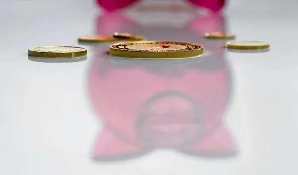 Varias Monedas Oro Diferentes Fondo Del Reflejo Una Alcancía Roja — Foto de Stock