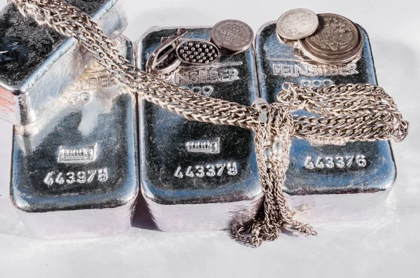 Kilogram Perak Batangan Koin Dan Perhiasan Latar Belakang Cahaya Feinsilber — Stok Foto