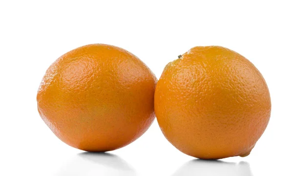 Twee Rijpe Sinaasappelen Geïsoleerd Wit — Stockfoto