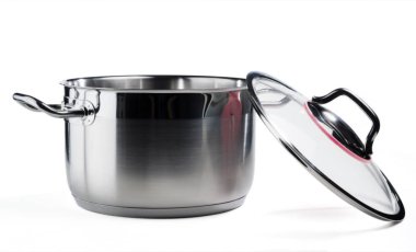 Cam kapaklı paslanmaz çelik tava. Beyaz arkaplanda izole.